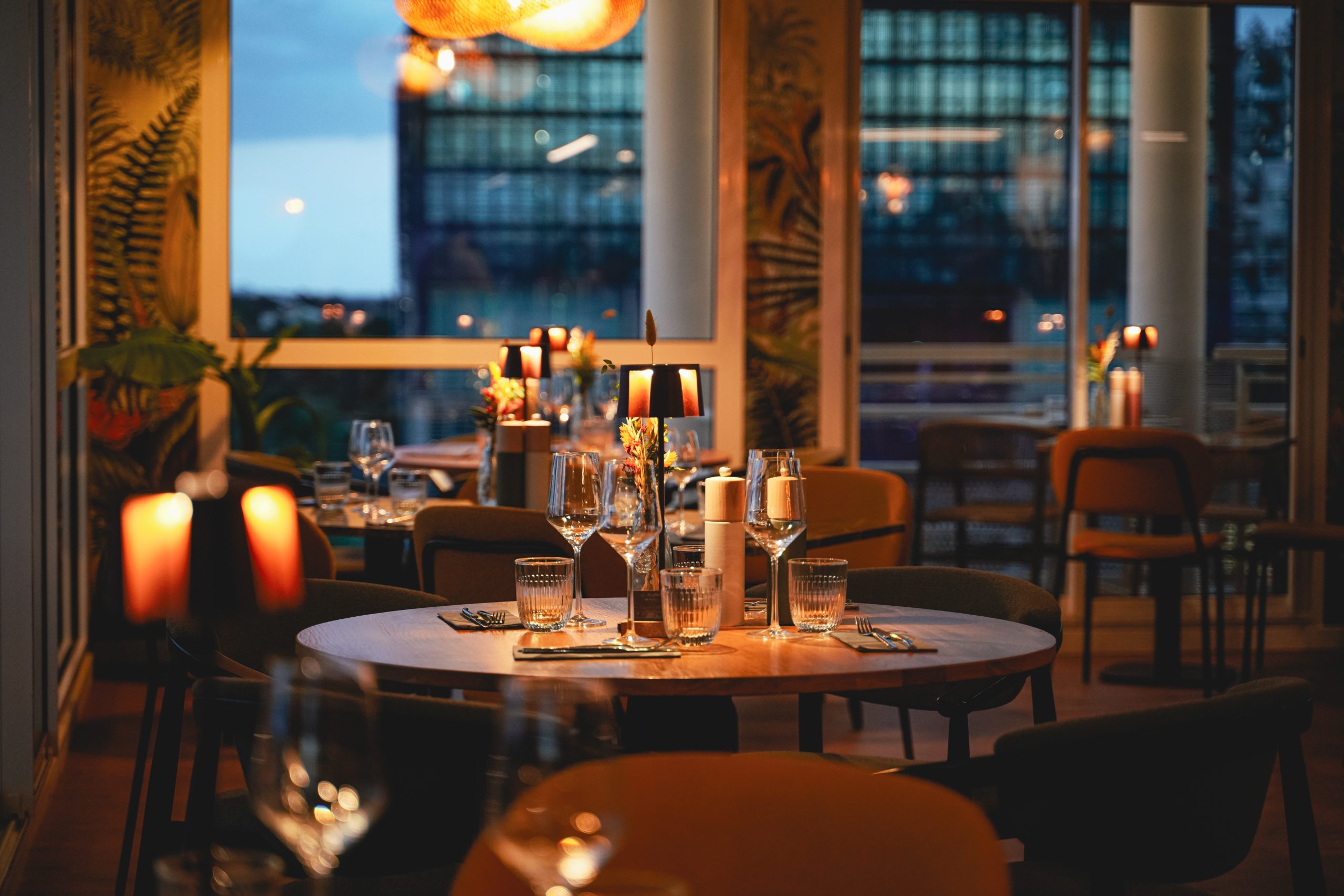 Table garnie de plats et boissons variés.