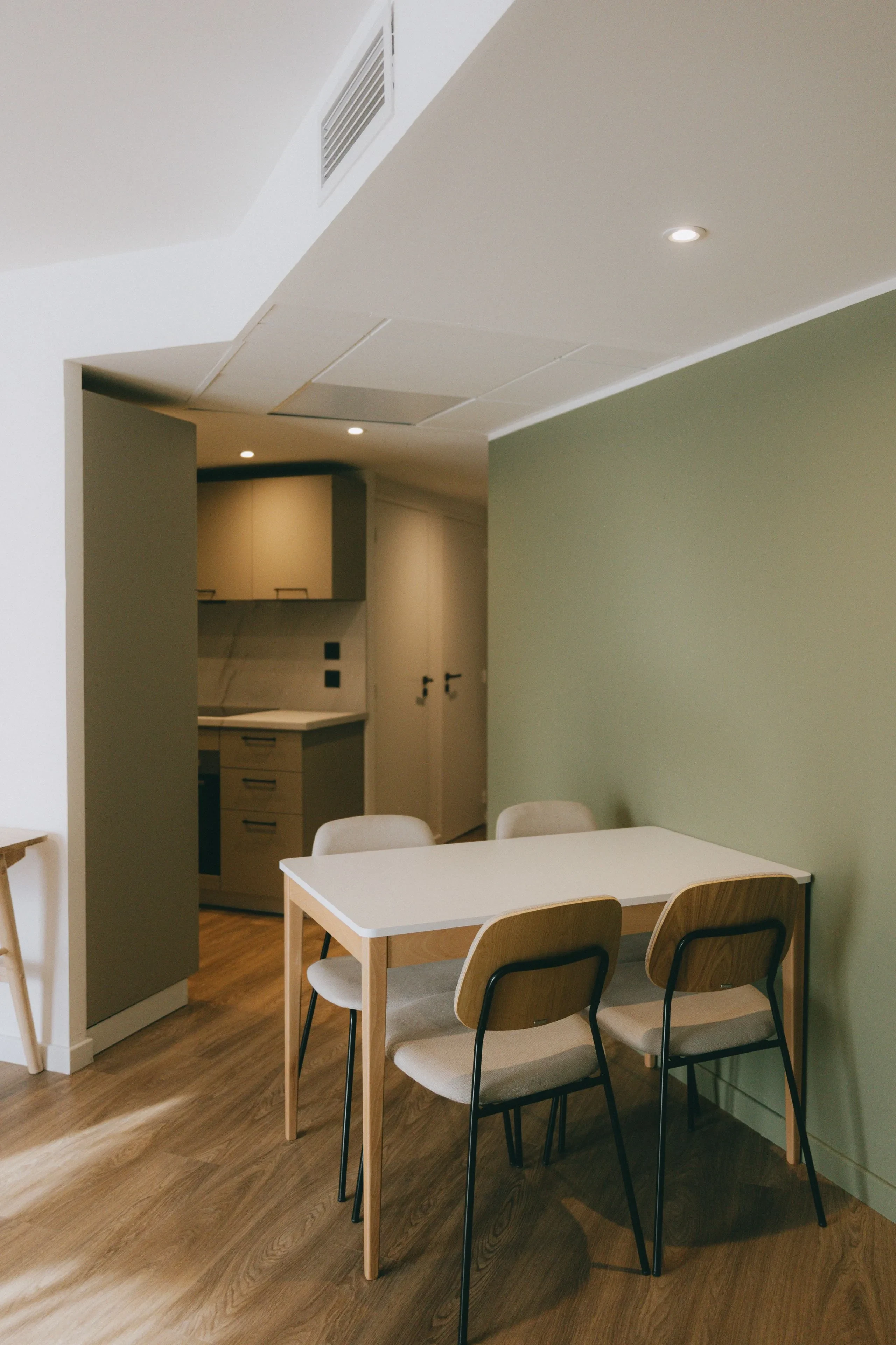 Salle à manger avec table et chaises modernes.