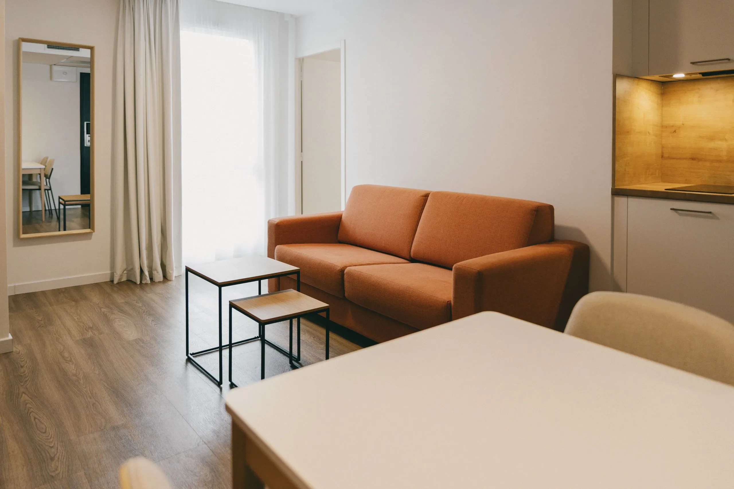 Salon moderne avec canapé orange.