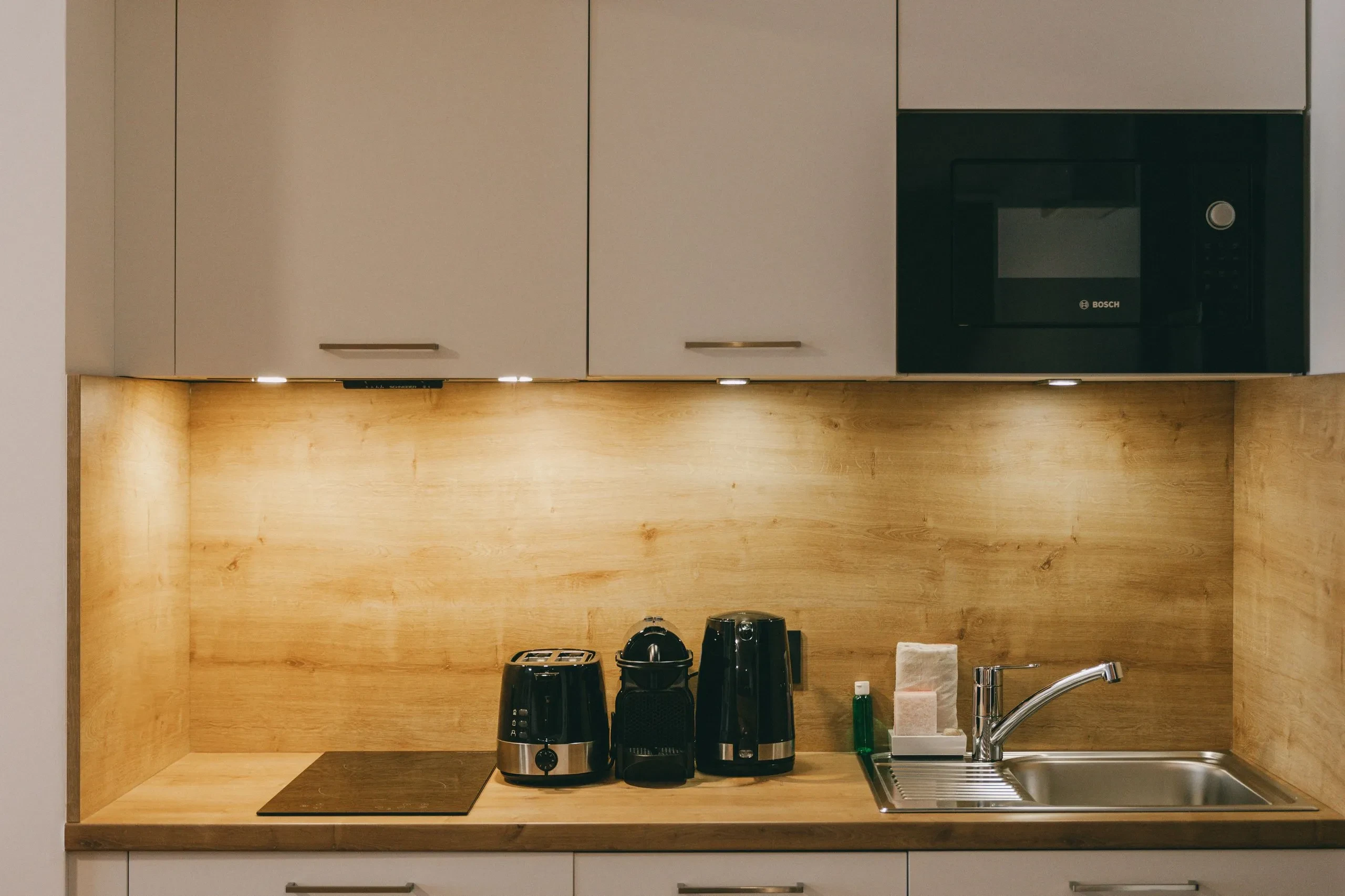 Cuisine moderne avec électroménagers et évier.