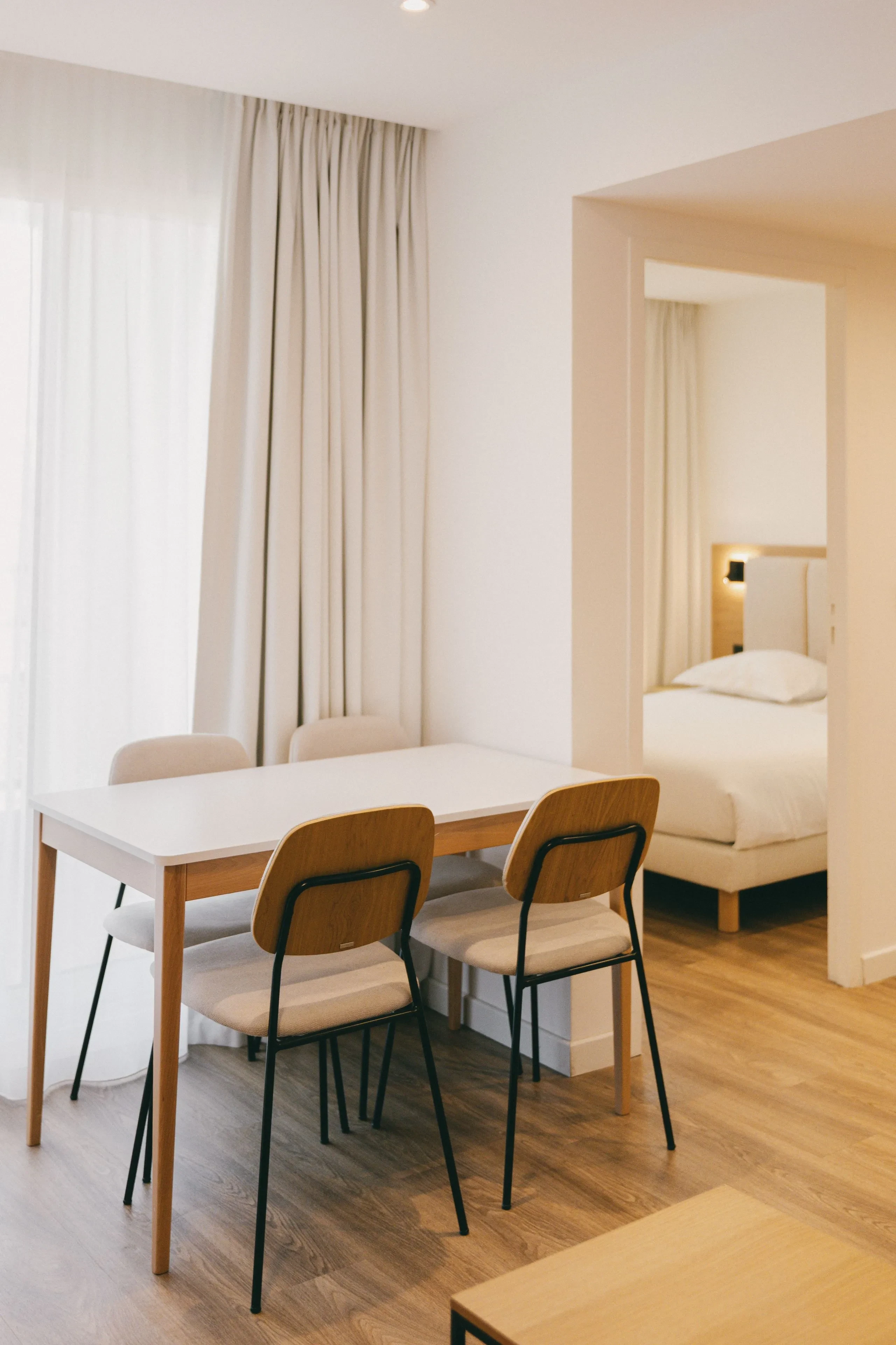 Salle à manger moderne avec table et chaises.