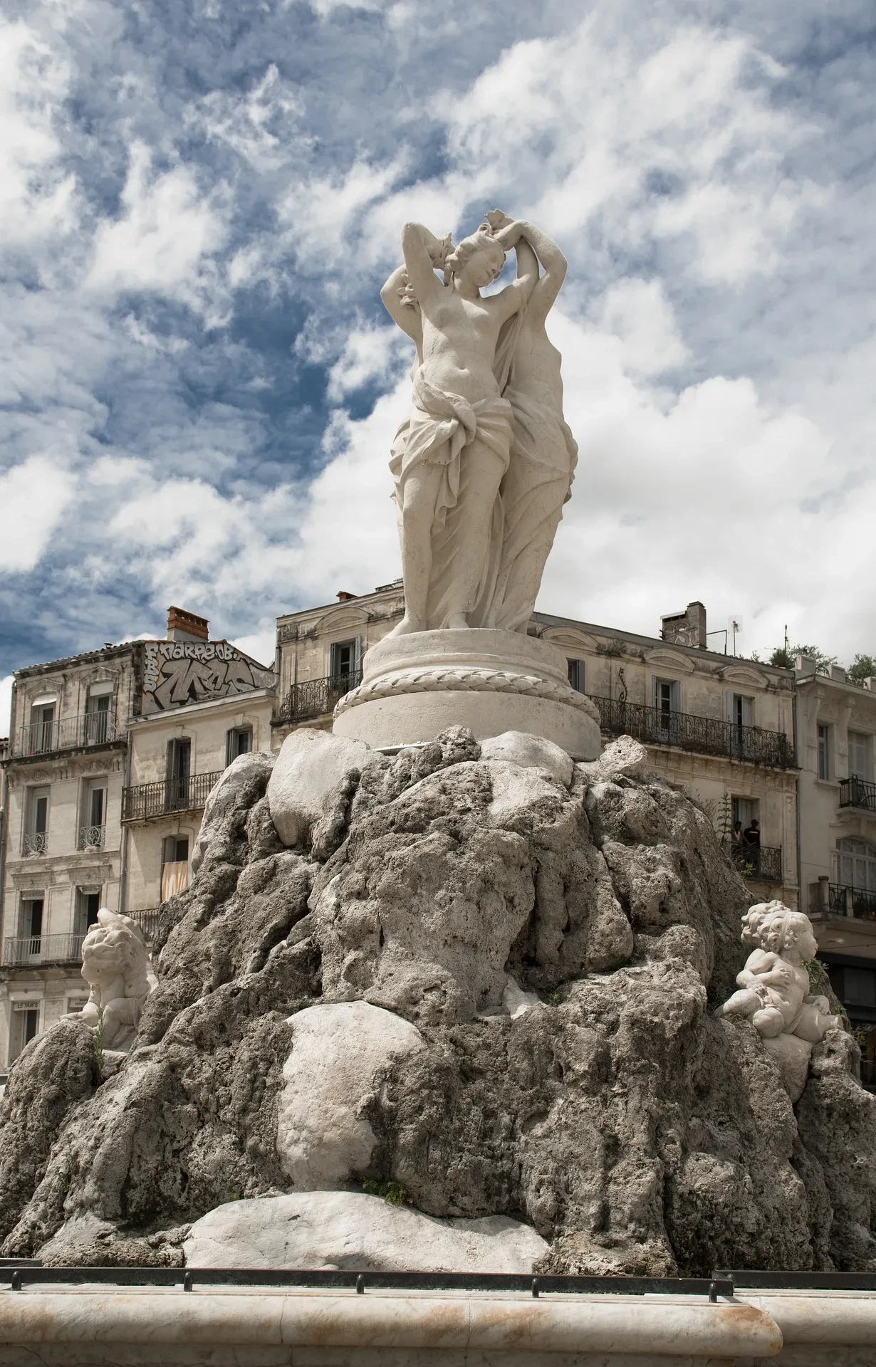 Fontaine au centre-ville avec sculptures élégantes.