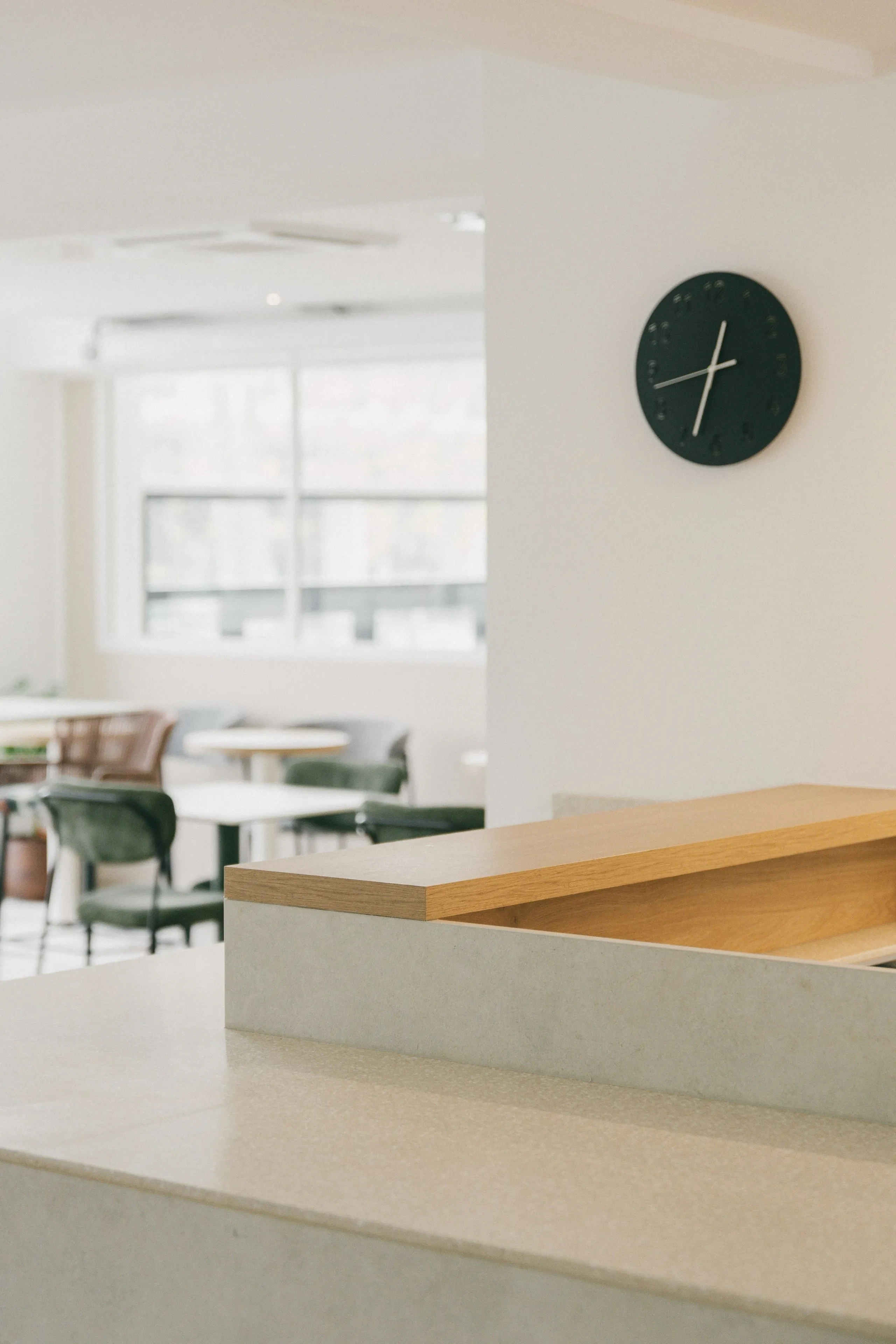 Intérieur moderne avec horloge murale noire.