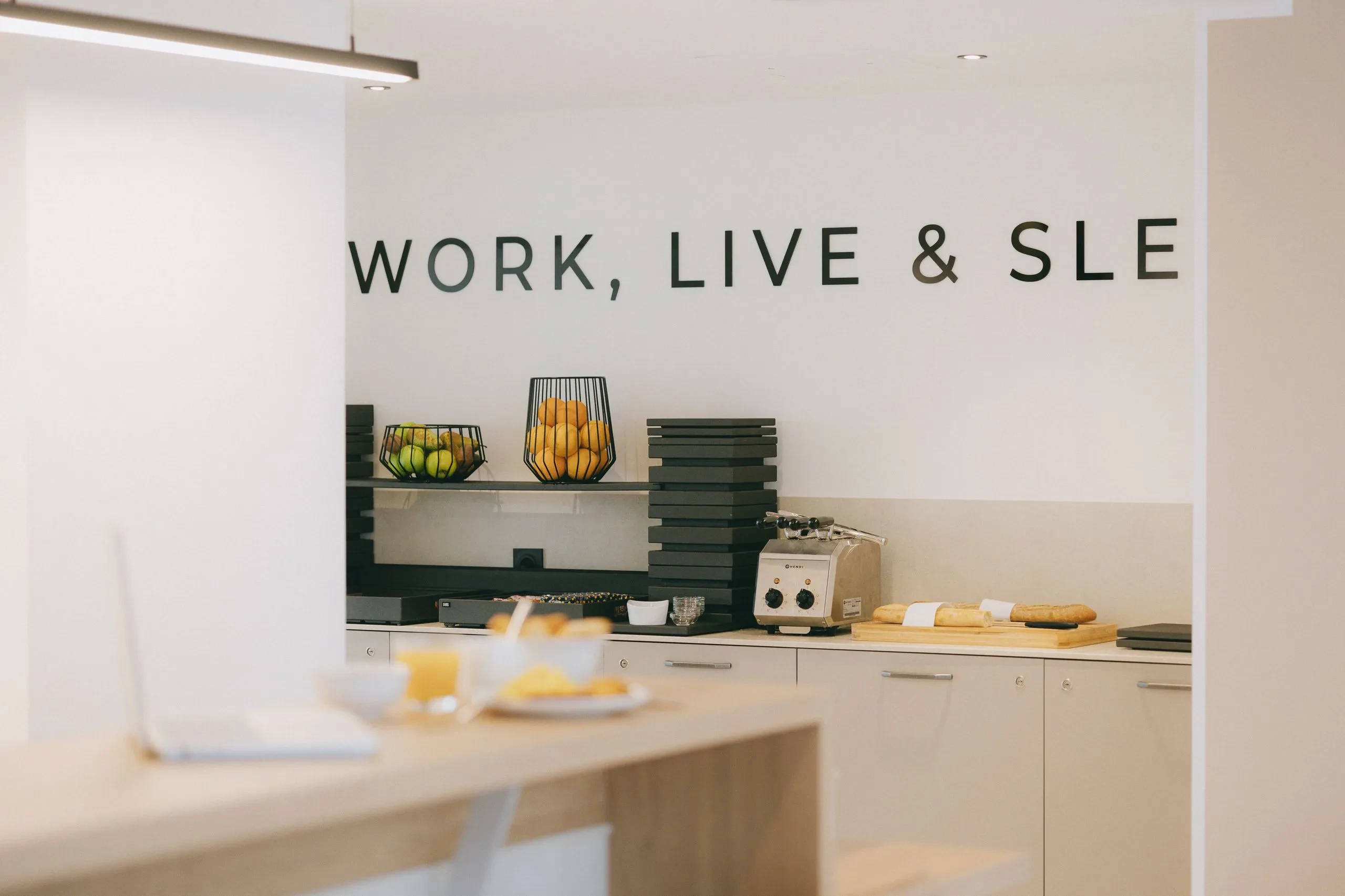 Cuisine moderne avec décoration murale.
